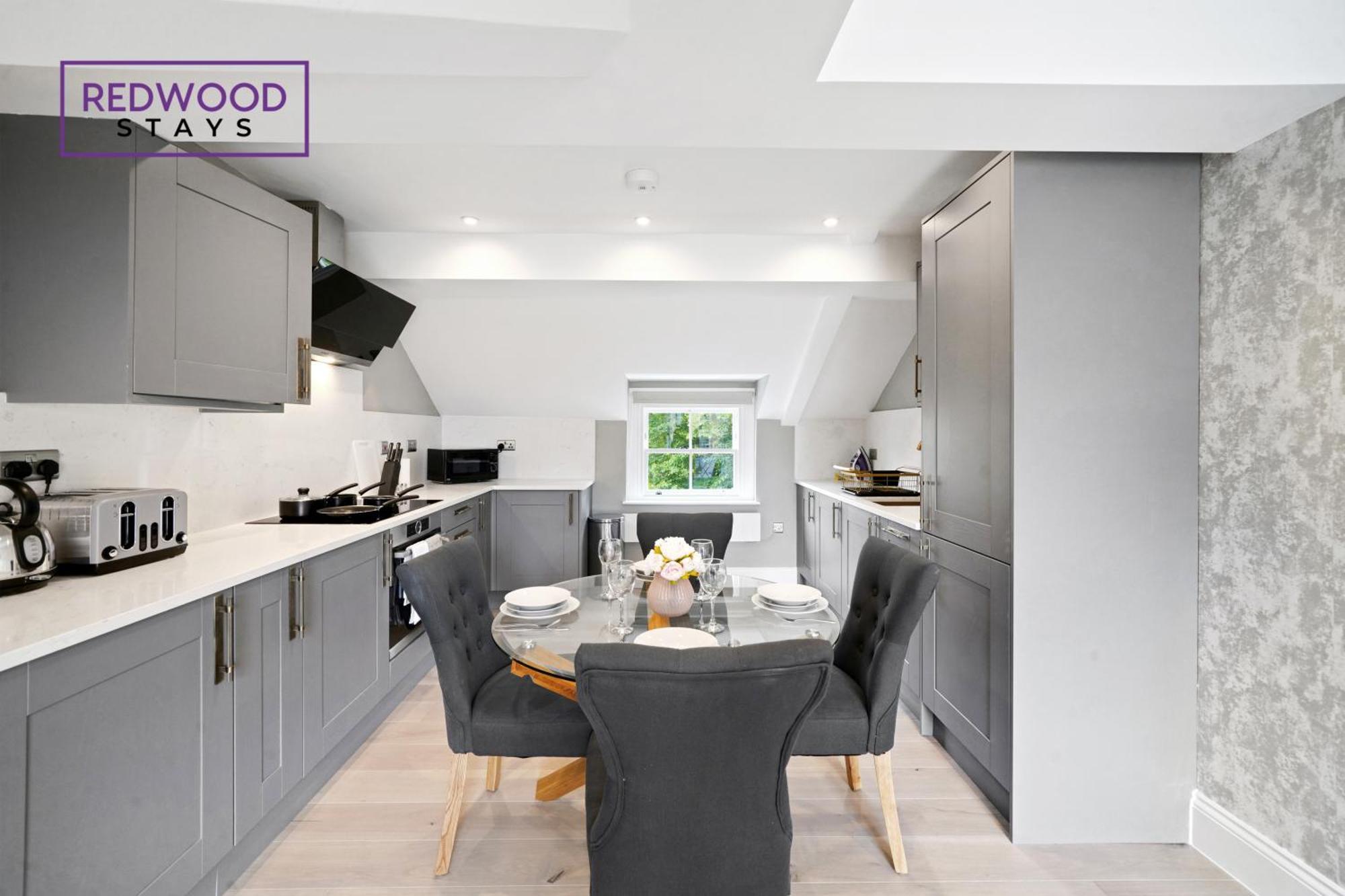 Quality 2 Bed 1 Bath For Contractors By Redwood Reading